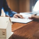 Qual a validade de um contrato de locação sem a assinatura de testemunhas?